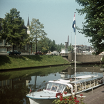 119354 Gezicht op de Stadsbuitengracht te Utrecht, met op de voorgrond de aanlegplaats voor rondvaartboten aan de ...